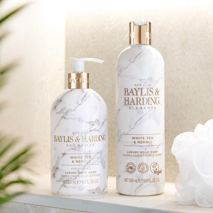 Baylis & Harding Elements White Tea & Neroli 500 ml håndsåpe og dusjsåpe i hvite marmorflasker med gulldetaljer.
