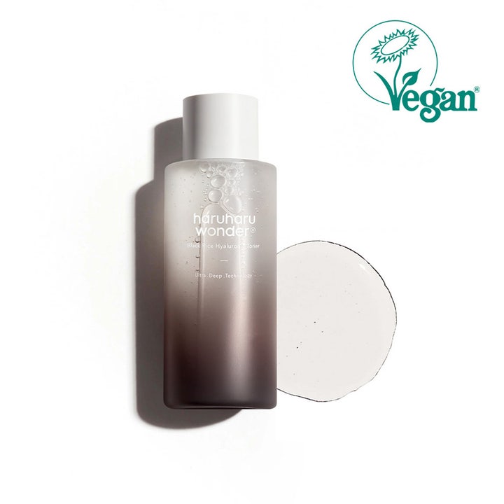 haruharu wonder Black Rice Hyaluronic Toner 150 ml vegansk ansiktsvann i frostet lilla flaske med tekstur