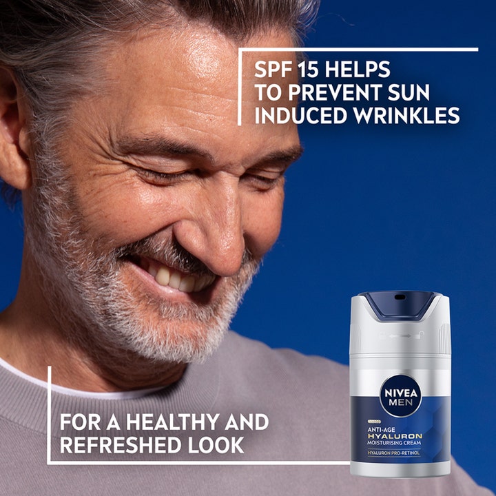NIVEA MEN Anti Age Hyaluron Face Cream 50 ml ansiktskrem med SPF 15 som motvirker rynker vist på en smilende mann.