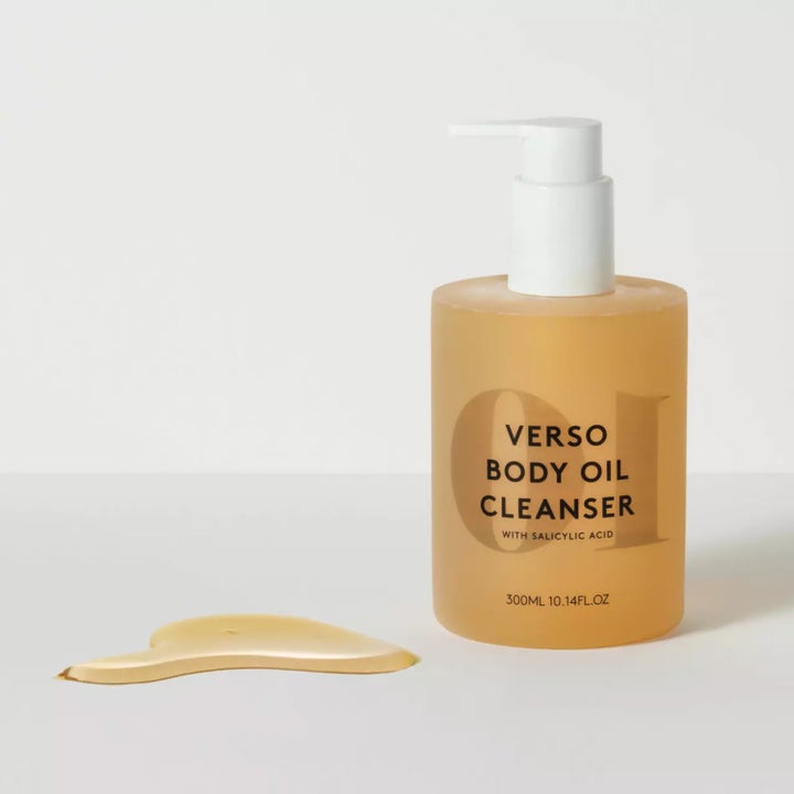 Verso N°10 Body Oil Cleanser 300 ml eksfolierende dusjolje i frostet flaske med pumpe og gyllen tekstur