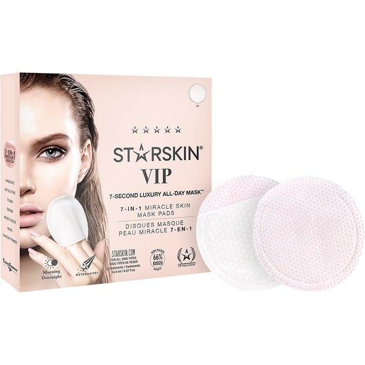 Starskin VIP 7-Second Luxury All-Day Mask 5 stk gir fukt i rosa eske med hvite teksturerte ansiktspads ved siden av.