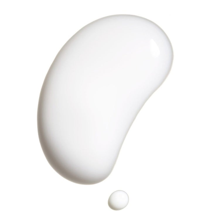 Shiseido Minimalistens Val 225 ml hudpleie med niacinamid har en myk og hvit kremet tekstur i dråpeform