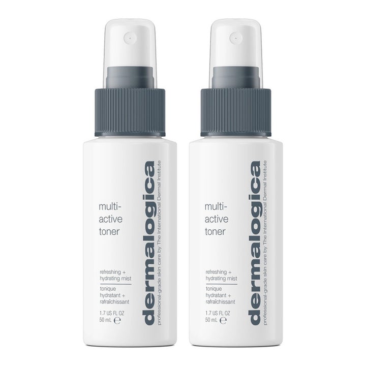 Dermalogica Multi-Active Toner 50 ml oppfriskende fuktighetsspray som gir glød i to hvite flasker med grå kork