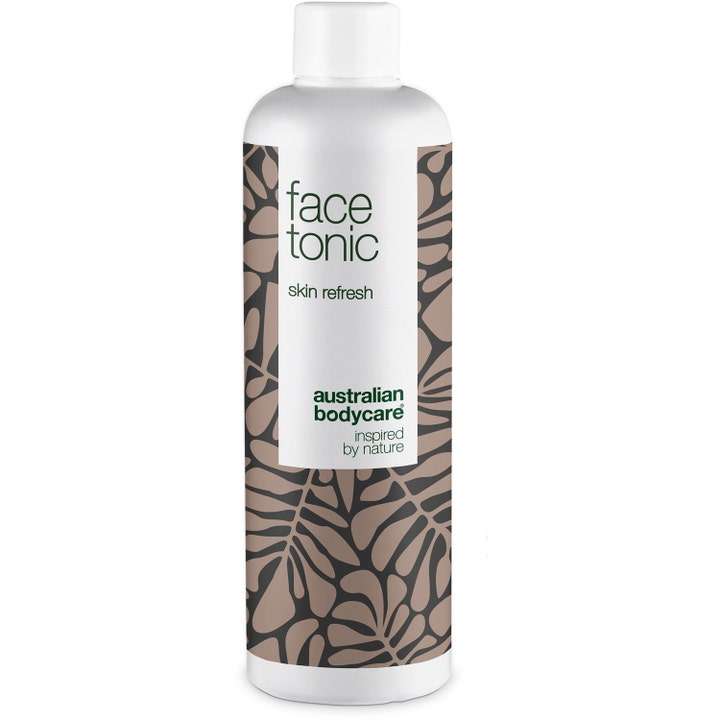 Australian Bodycare Face Tonic ansiktsvann for en oppfrisket hud i hvit flaske med brunt bladmønster.