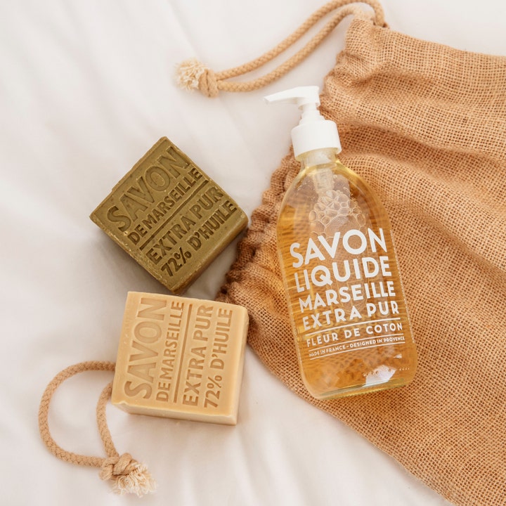 Compagnie de Provence Liquid Marseille Soap 495 ml mild handtvål i pumpeflaske med faste såper og en jutepose