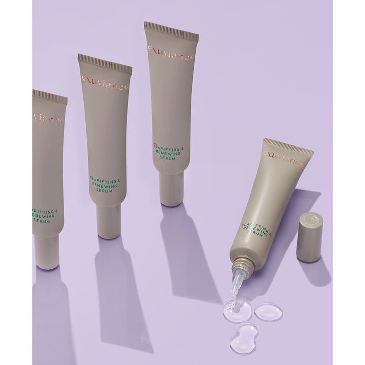 Exuviance Clarifying and Renewing Serum 30 ml hudfornyende ansiktsserum i beige tuber med dråper av klar gel.