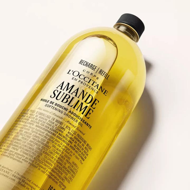 L'Occitane Almond Shower Oil Refill 500 ml mykgjørende dusjolje i gjennomsiktig flaske med gyllen mandelolje.