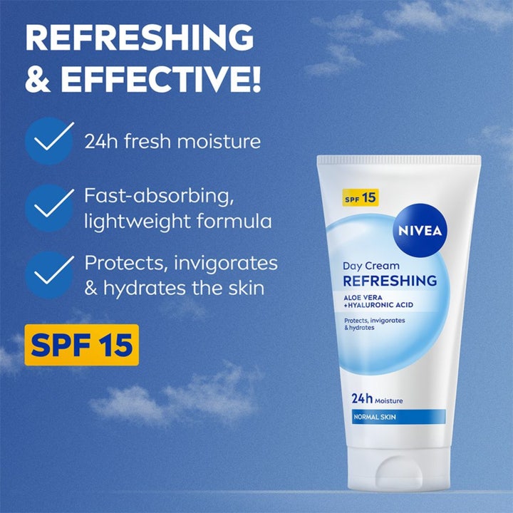 Nivea Refreshing Day Cream 50 ml fuktighetsgivende dagkrem i hvit tube med SPF 15 og aloe vera mot blå himmel