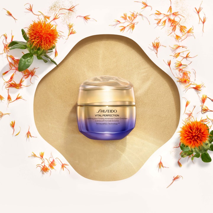 Shiseido Vital Perfection Advanced Cream Enriched 50 ml oppstrammende ansiktskrem i gullkrukke med oransje blomster