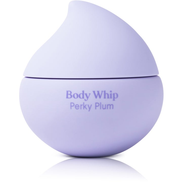 Body Whip Perky Plum fuktighetsgivende kroppskrem i en lilla dråpeformet krukke med matt finish