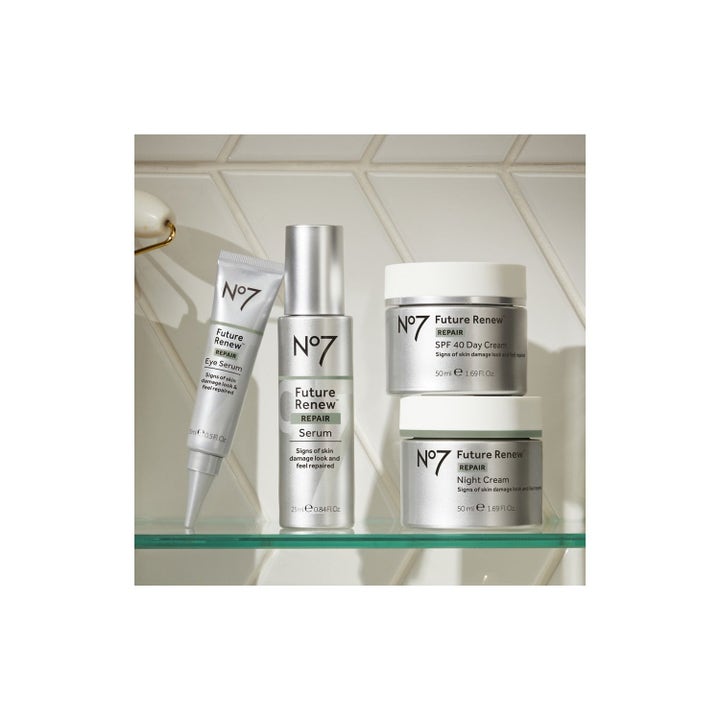 No7 24-Hour Renewal Skincare Set 100 ml reparerende ansiktspleie i sølvfargede krukker og tuber på en glasshylle