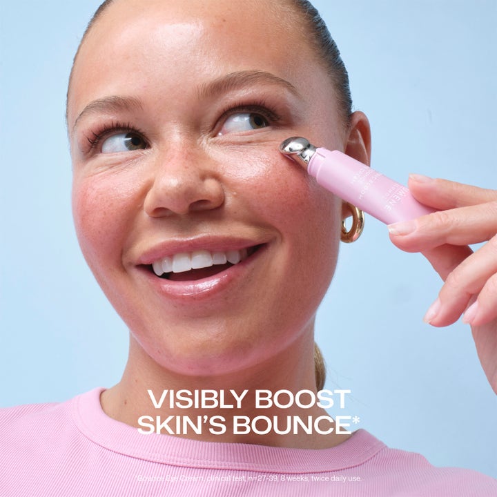Lumene Bounce Eye Cream 10 ml øyekrem for spenst påføres med en kjølende metallapplikator fra en rosa tube.