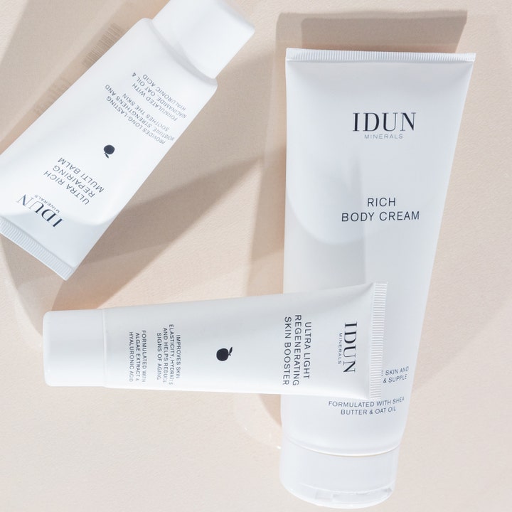 IDUN Minerals Ultra Light Regenerating Skin Booster 50 ml regenererende serum i hvit tube på beige bakgrunn.
