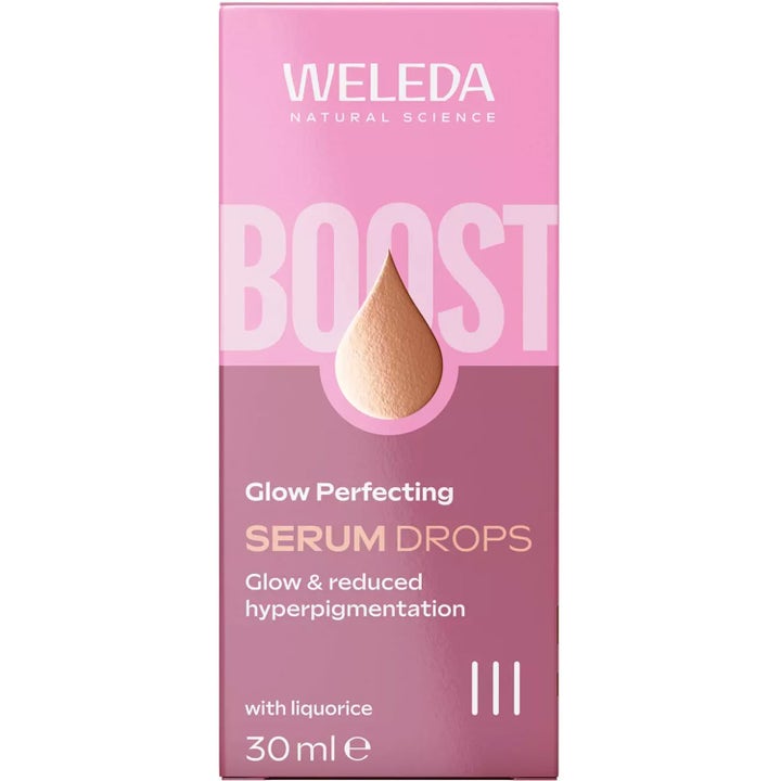 Weleda Glow Perfecting Serum Drops 30 ml glødgivende serum i rosa eske med teksten BOOST og en gyllen dråpe.