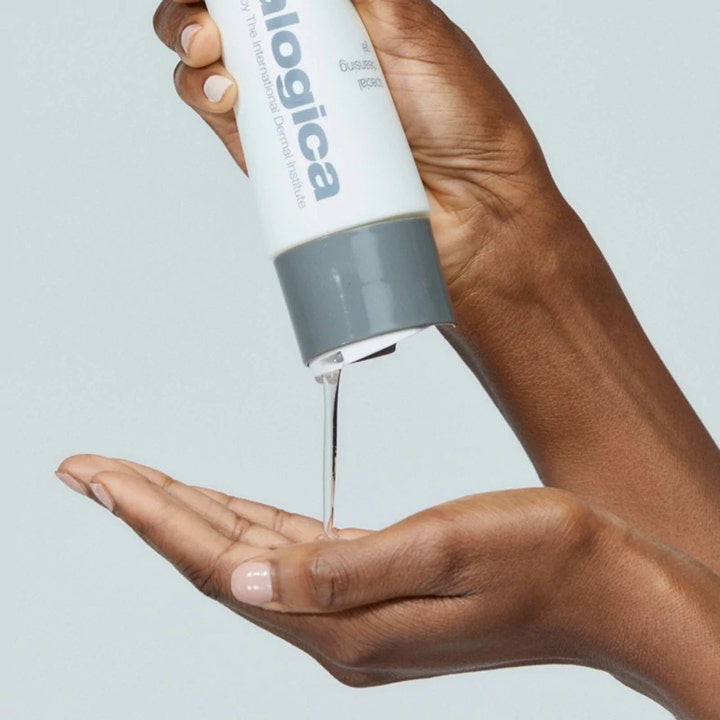 Dermalogica Special Cleansing Gel 50 ml i hvit tube som gir klar gel i en håndflate for ren hud