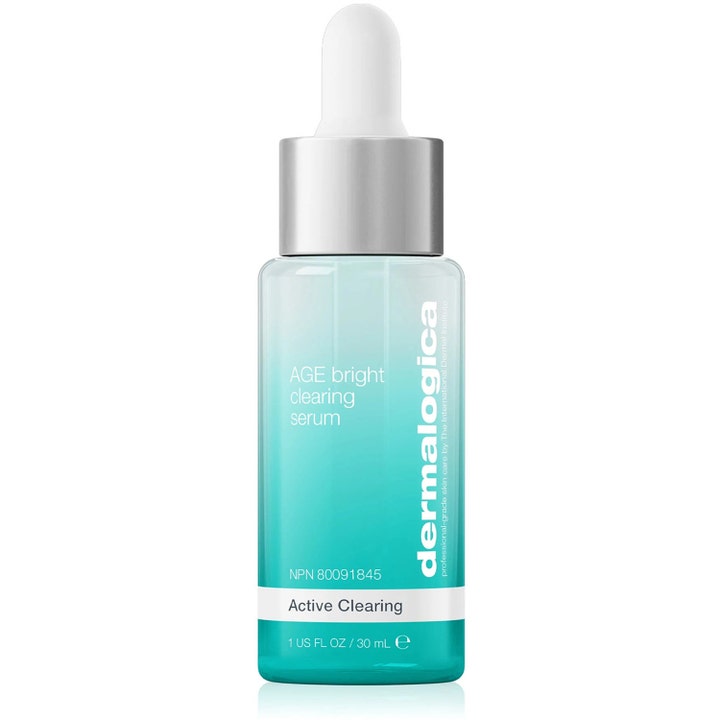 Dermalogica AGE bright clearing serum 30 ml som gir klarere hud i en turkis glassflaske med sølvfarget kork og pipette.