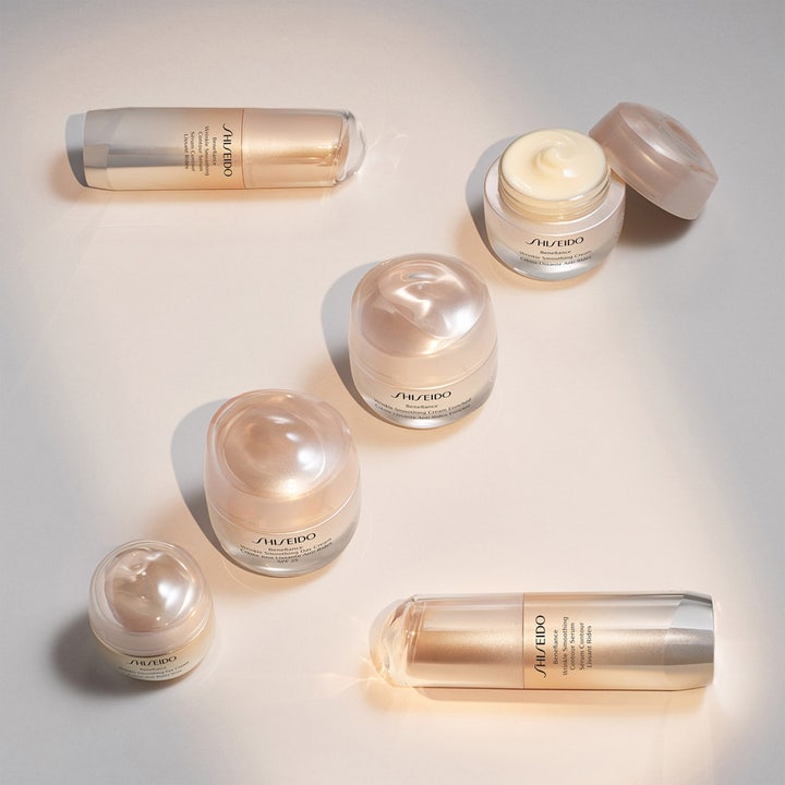 Shiseido Benefiance Wrinkle Smoothing Day Cream 50 ml rynkebekjempende dagkrem vist i en samling av krukker og serumer