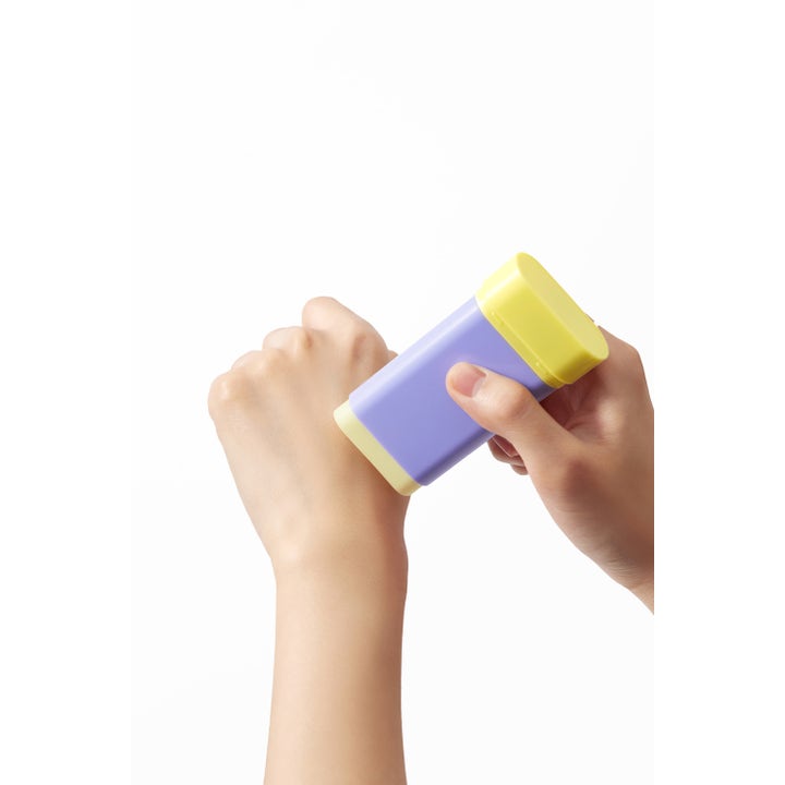 By Wishtrend Pore Smoothing Bakuchiol Sun Stick 18 g solkrem i lilla stift som påføres på huden for solbeskyttelse