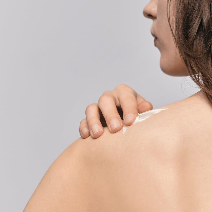 Jorgobé Niacinamide Body Lotion 300 ml fuktighetsgivende kroppskrem som viser hvit kremet tekstur påført en skulder