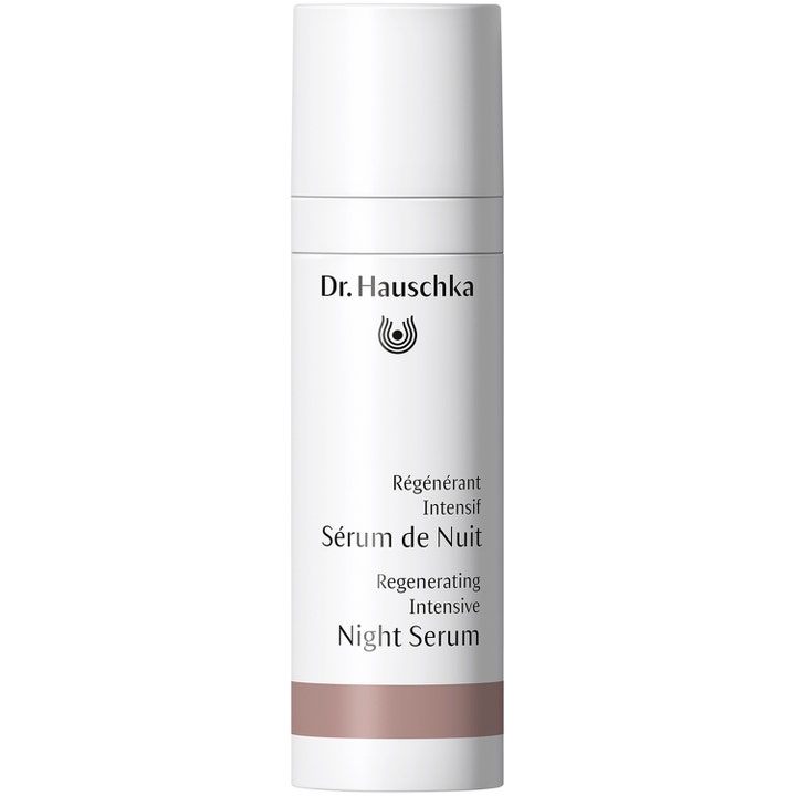 Dr. Hauschka Regenerating Intensive Night Serum 20 ml gir intensiv pleie i en hvit pumpeflaske med bronsefarget stripe.
