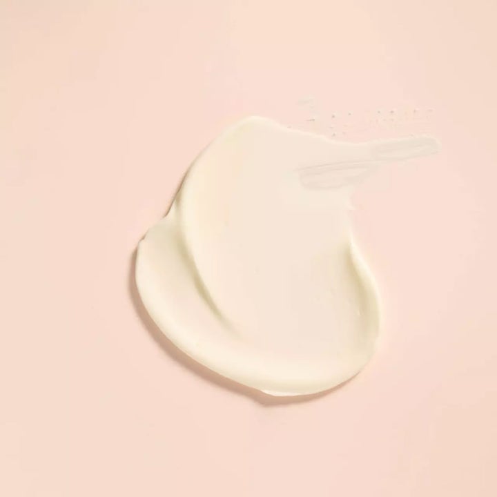 OPI Nature Strong Moisture Mission Hand & Foot Cream 250 ml fuktighetsgivende krem med en rik hvit tekstur på rosa bakgrunn.