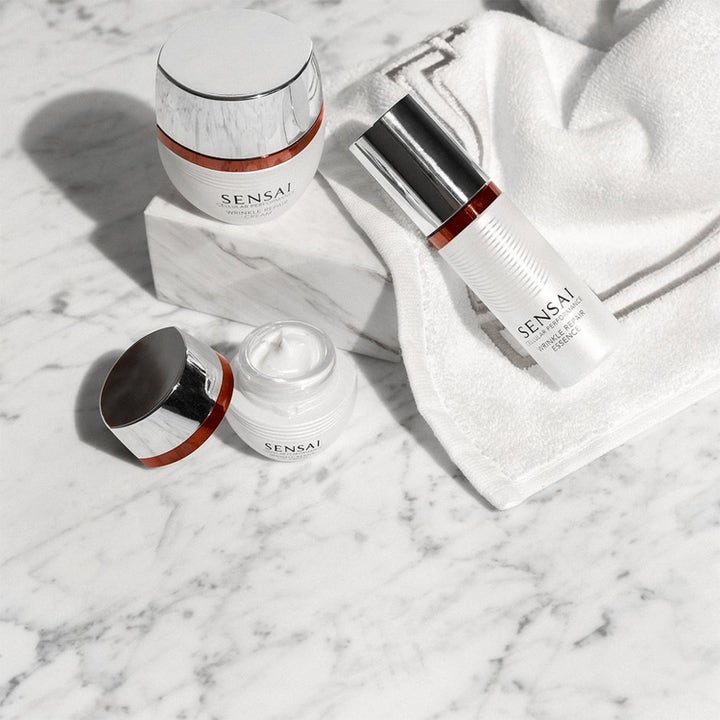 Sensai Cellular Performance Wrinkle Repair hudpleiesett som reduserer rynker i krukke og flaske på marmor