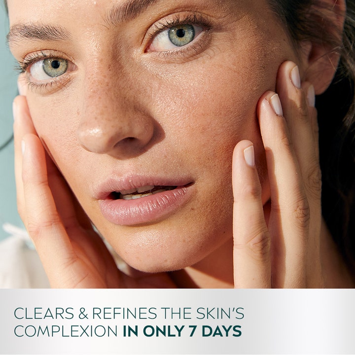 NIVEA Derma Skin Clear Night Exfoliator 40 ml ansiktseksfoliering på kvinne med synlig renere hud