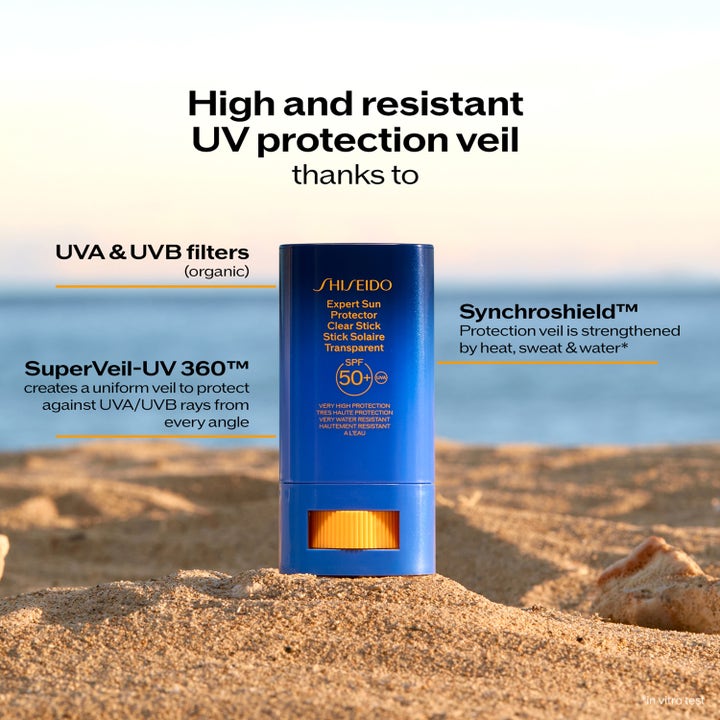 Shiseido Global Sun Care Clear Stick SPF50+ 20 g solkrem til ansikt i blå hylse på en sandstrand ved havet.