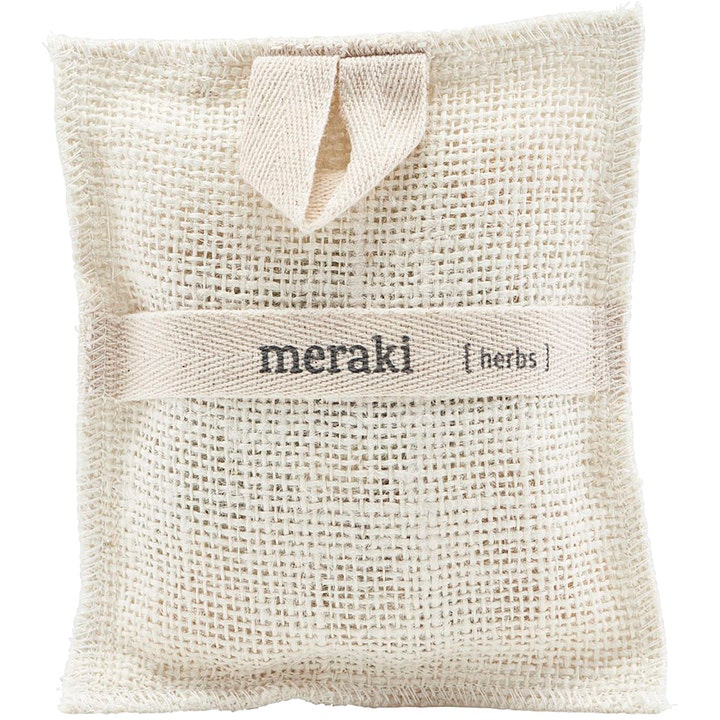 Meraki Herbs duftpose gir en frisk duft i hjemmet i form av en beige vevd tøypose med hempe og tekstbånd.
