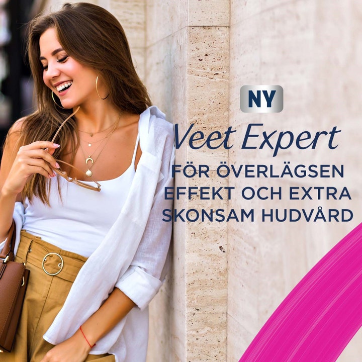 Veet Wax Strips 20 stk voksstrips for skånsom hårfjerning gir overlegen effekt vist med en smilende kvinne.