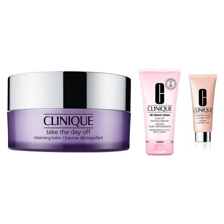Clinique Take The Day Off hudpleiesett gir ren og fuktet hud med lilla krukke og to rosa tuber.