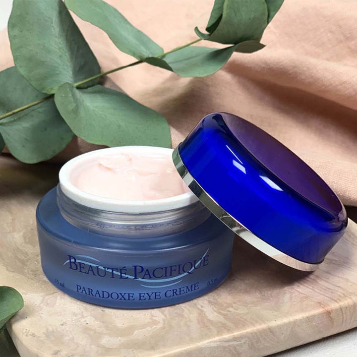 Beauté Pacifique Crème Paradoxe Eye Cream 15 ml anti-age øyekrem i blå glasskrukke med rosa tekstur og grønne blader