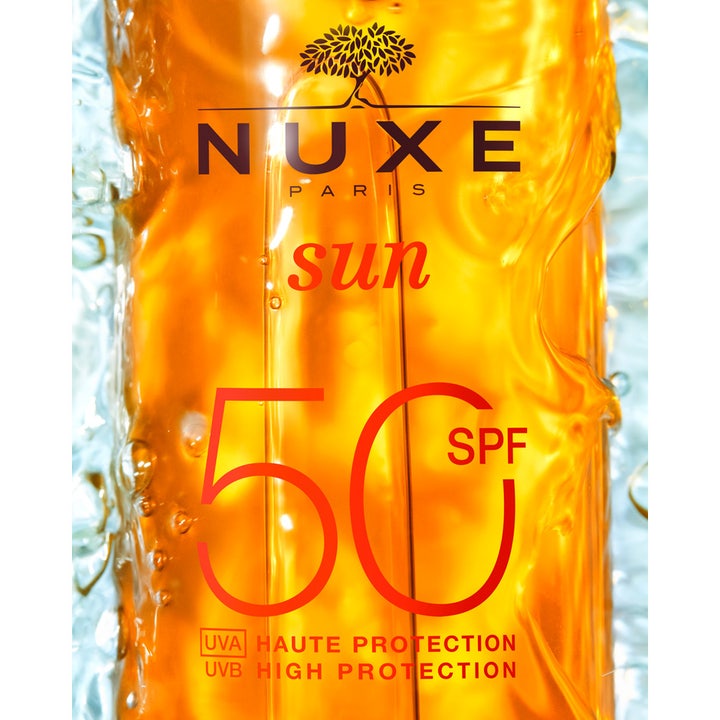 Nuxe Tanning Sun Oil 150 ml SPF50 solkrem til kropp med gyllen oljetekstur i vann for høy solbeskyttelse