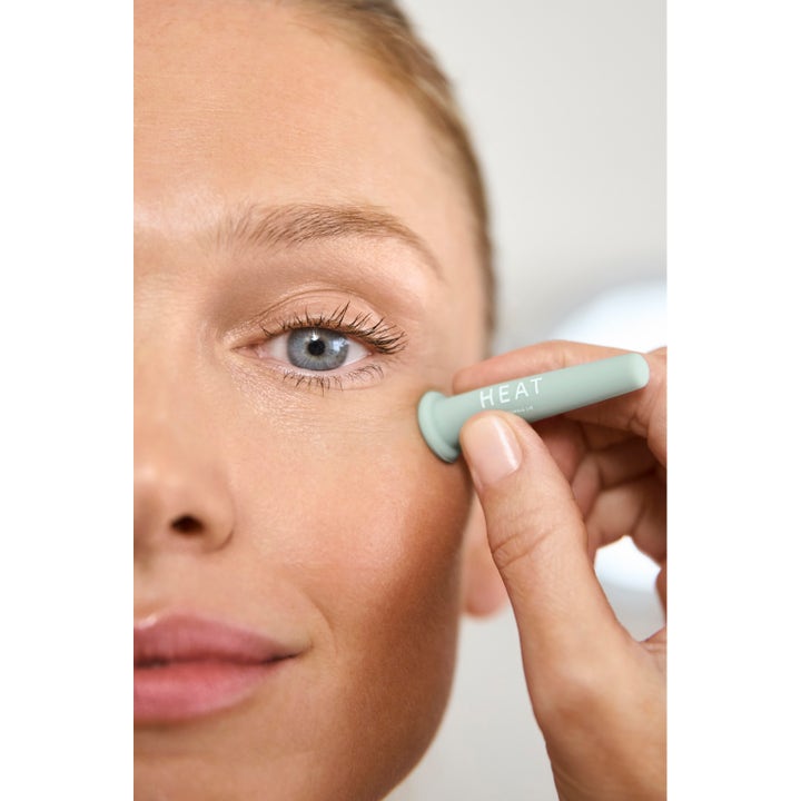 HEAT by Sophia Lie HEAT Facial Cupping Set 2 stk ansiktsverktøy i mintgrønt som brukes på huden under øyet.