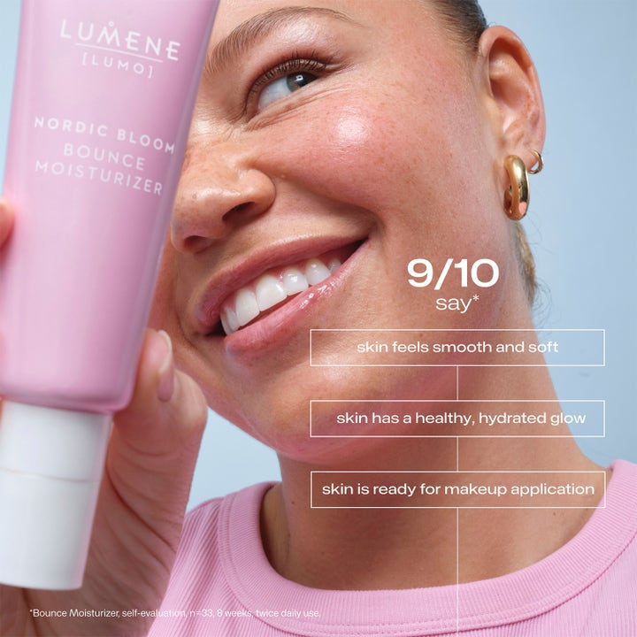 Lumene Nordic Bloom Bounce Moisturizer 50 ml dagkrem gir glød og myk hud vist med smilende kvinne og rosa tube