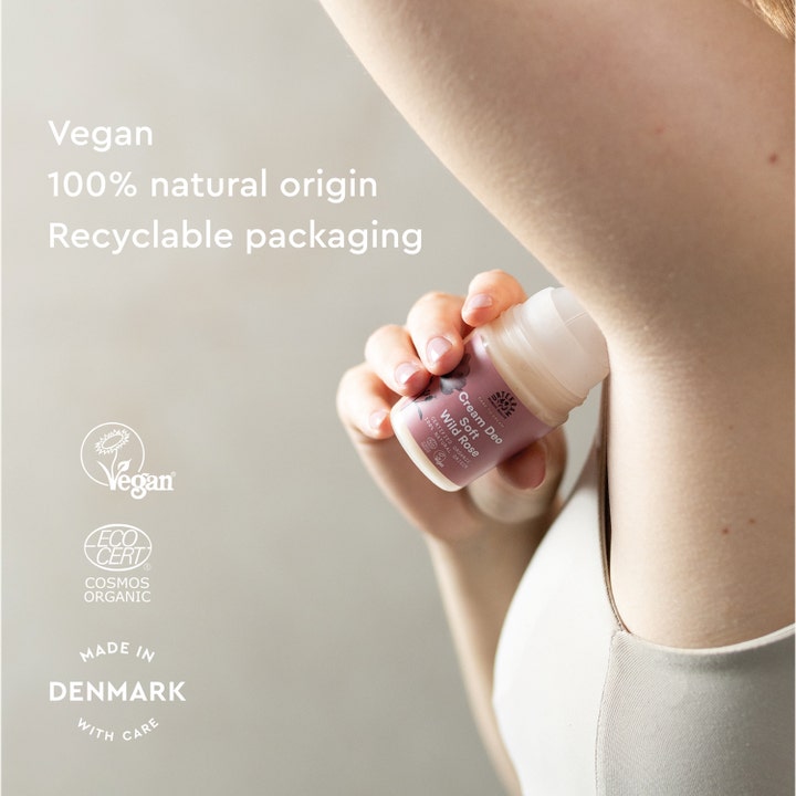 Urtekram Soft Wild Rose Deo 50 ml vegansk deodorant med 100 % naturlig opprinnelse som påføres i armhulen.
