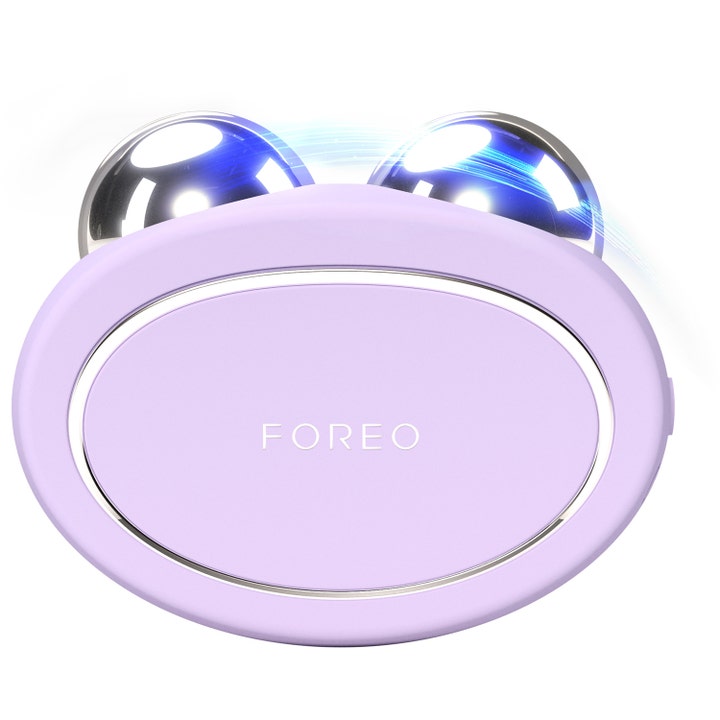 Foreo Bear 2 Eyes & Lips lilla mikrostrømenhet som strammer opp huden med to runde sølvkuler og blått lys.