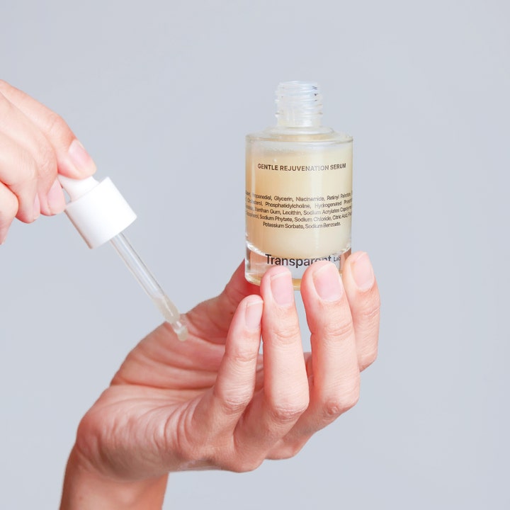 Niche Beauty Lab Transparent Lab Gentle Rejuvenation Serum 30 ml påføres med pipette fra glassflaske