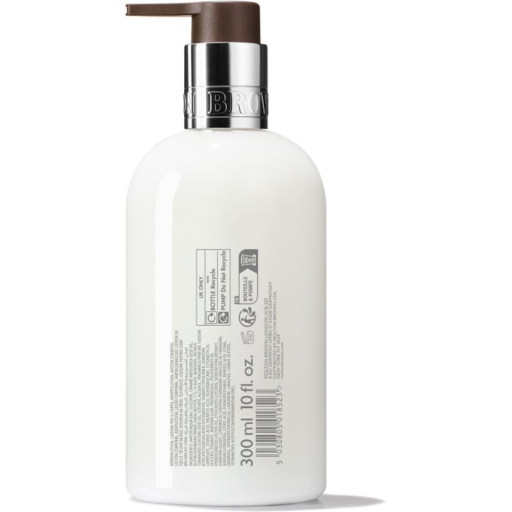 Molton Brown Bluebell & Wild Strawberry Body Lotion 300 ml fuktighetsgivende bodylotion på hvit flaske med ingrediensliste