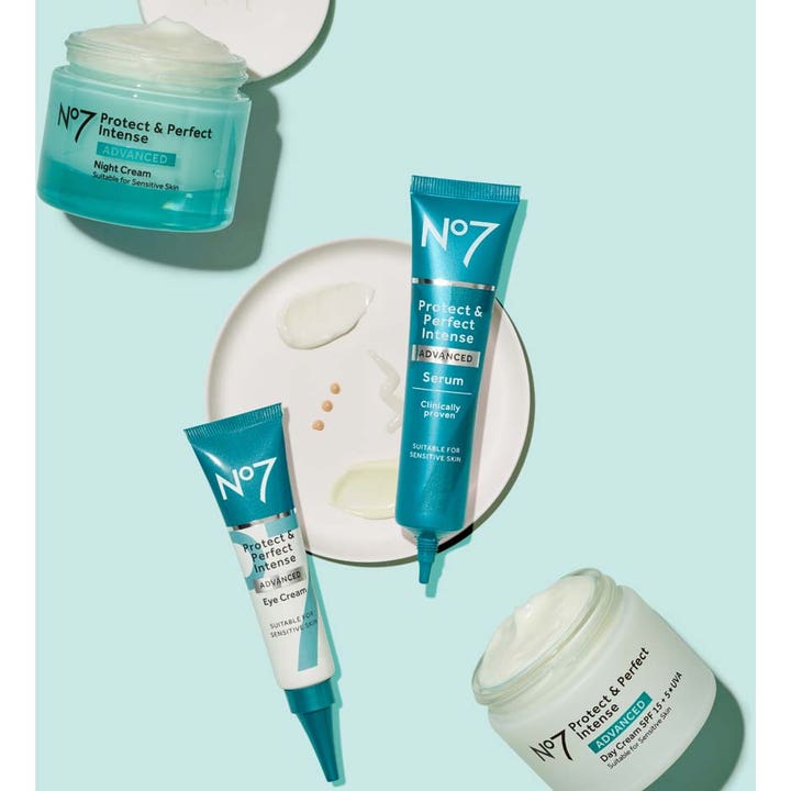 No7 Protect & Perfect Intense Advanced Night Cream 50 ml nattkrem i blå glasskrukke vist sammen med serum og øyekrem.