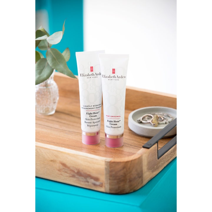 Elizabeth Arden Eight Hour Cream 50 ml beskyttende ansiktskräm i hvite tuber på et dekorativt trebrett.