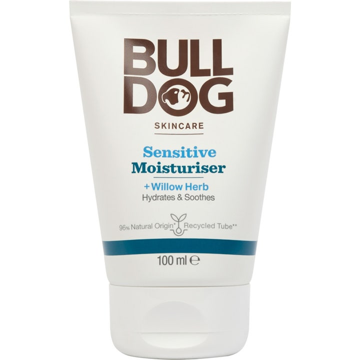 Bulldog Sensitive Moisturiser 100 ml fuktighetskrem som beroliger huden i en hvit tube med brun logo og blå stripe