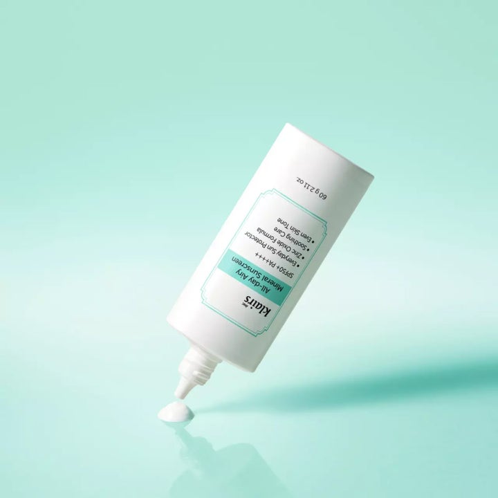 Klairs All-day Airy Mineral Sunscreen 60 g beroligende solkrem med SPF50 og hvit kremet tekstur på mintgrønn flate
