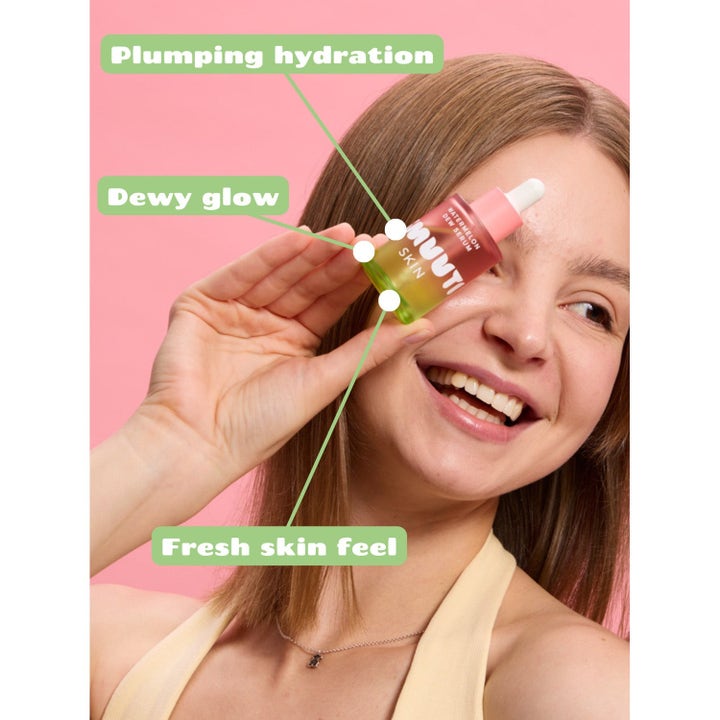 Smuuti Skin Watermelon Set fuktighetsgivende ansiktsserum som gir dewy glow og plumping hydration vist i bruk.