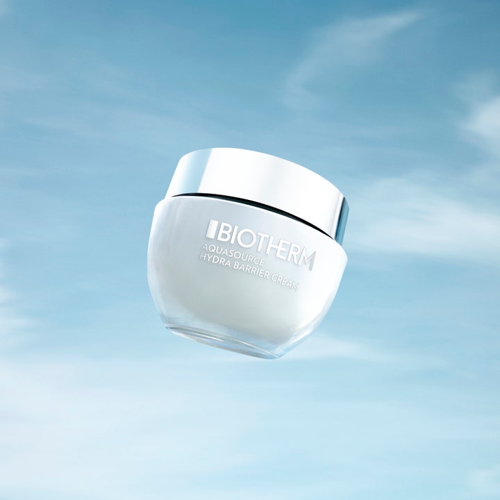 Biotherm Aquasource Hydra Barrier Cream 75 ml styrkende ansiktskrem i hvit glasskrukke med sølvlokk mot blå himmel.