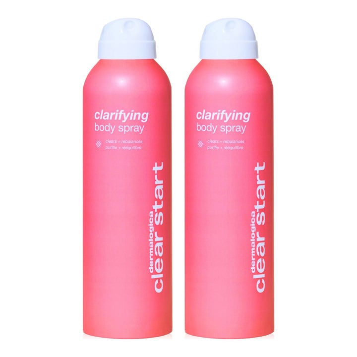 Dermalogica Clear Start Clarifying Body Spray mot urenheter i to knallrosa sprayflasker med hvite korker.