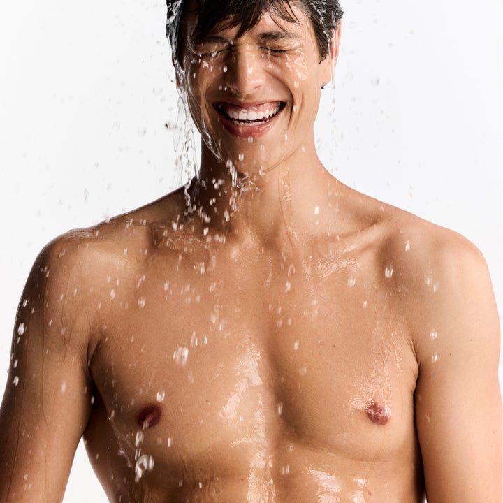 Nuxe Men Multi Shower Gel 200 ml oppfriskende dusjsåpe med en mann som smiler i en forfriskende dusj