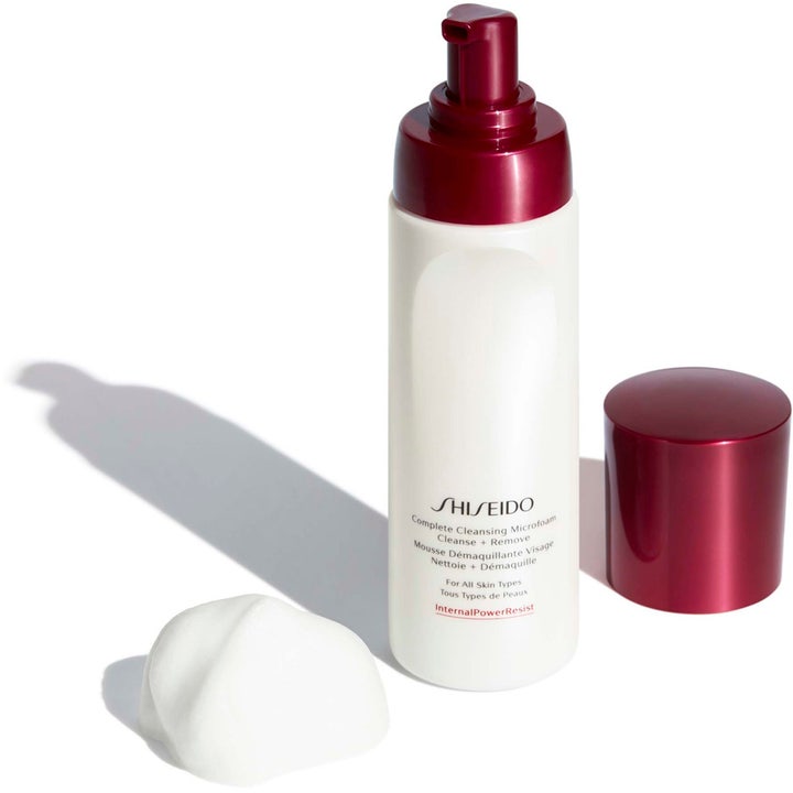 Shiseido Defend Preparation Cleansing Microfoam 180 ml rengjøringsskum i hvit flaske med vinrød pumpe og luftig skum