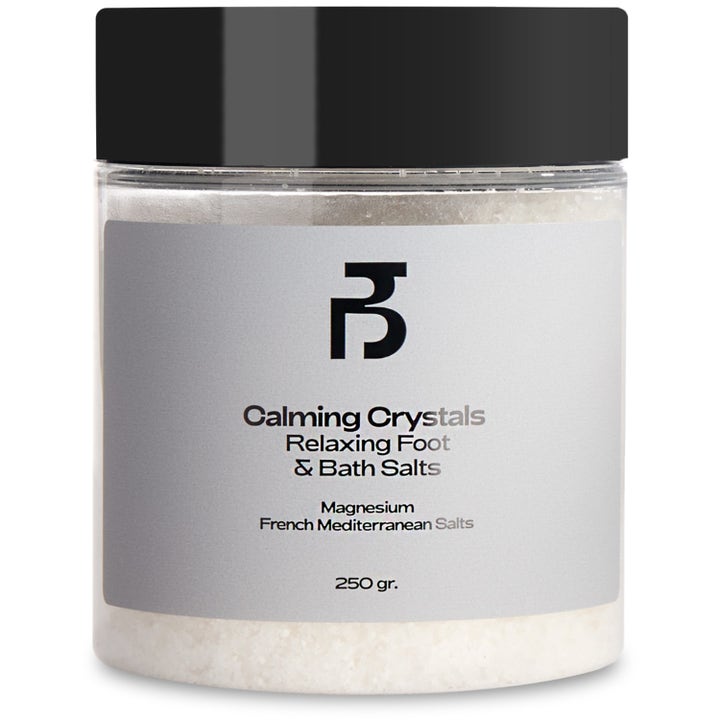By Lyko Calming Crystals 250 g beroligende fotsalt og badesalt i klar krukke med svart lokk og sølvfarget etikett