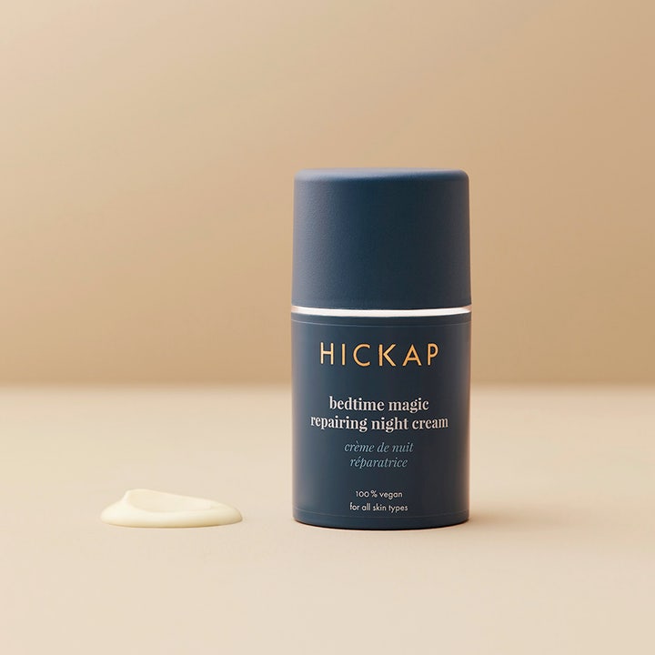 Hickap Bedtime Magic Repairing Night Cream 50 ml vegansk nattkrem i mørkeblå beholder med en dæsj krem ved siden av.